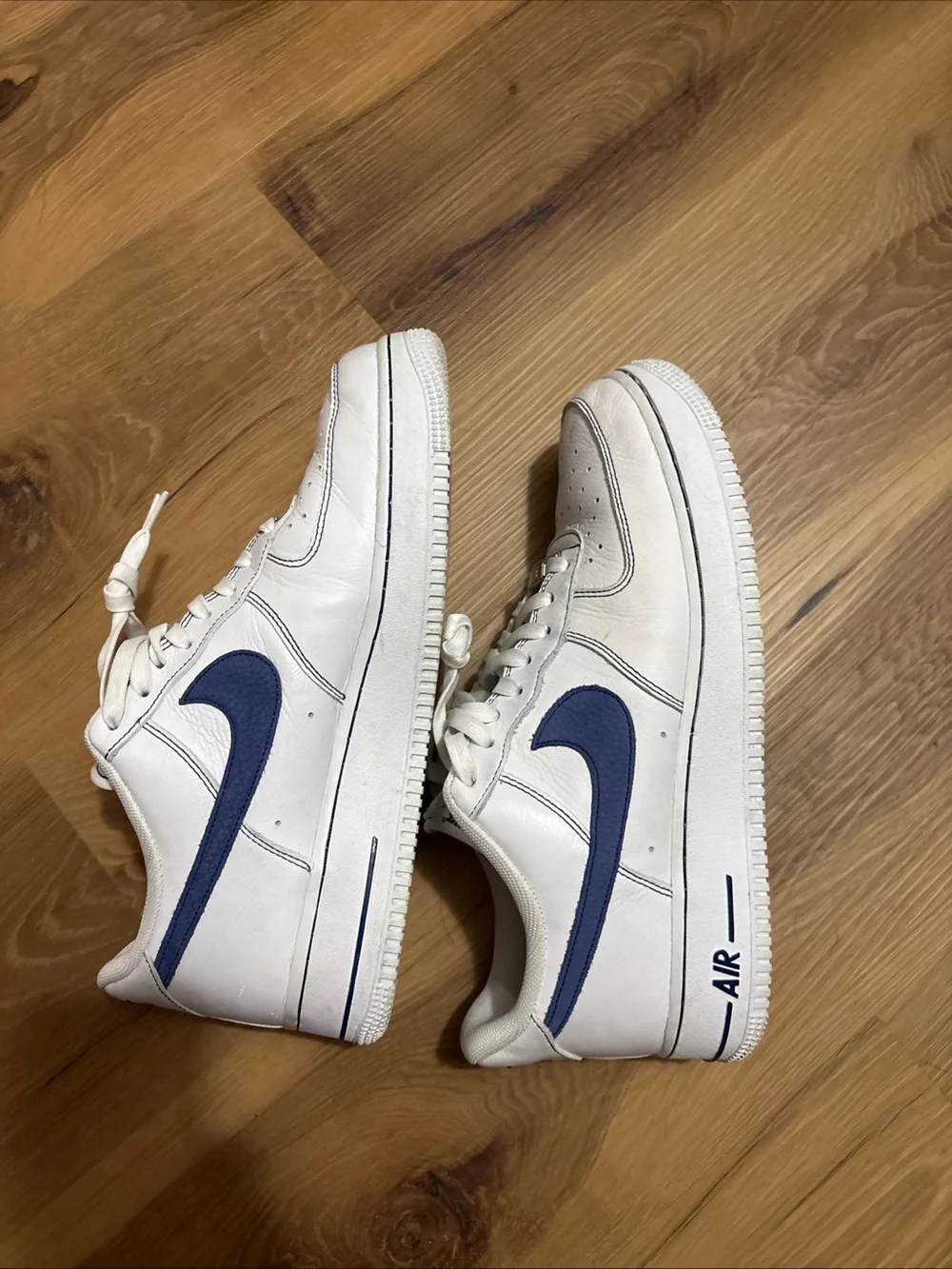 Nike Men's Low-Top Sneakers in White with Blue Swoosh